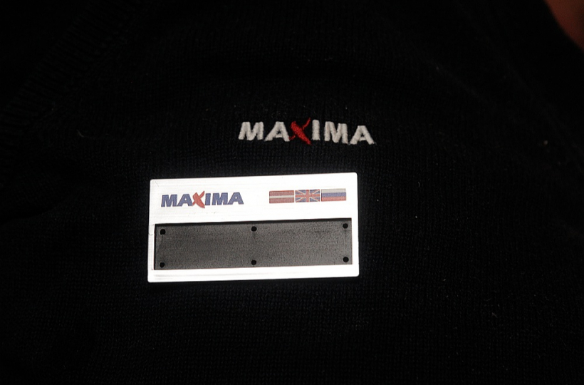 "Maxima Latvija" skaidro, ka uzņēmums šogad sācis darbinieku vārda kartīšu dizaina maiņu visā veikalu tīklā. Jaunajā formātā vairs neesot paredzēta informācijas norādīšana par valodu zināšanām ar valstu karogiem, un šādu nozīmīšu vairs nebūšot.