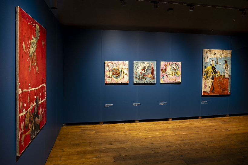 No kreisās: "Tītars". Audekls, eļļa. 140 x 100 cm, 2002. No labās: "Kaviārs no Baku". Audekls, eļļa. 140 x 100 cm, 2007. Zuzānu kolekcija.