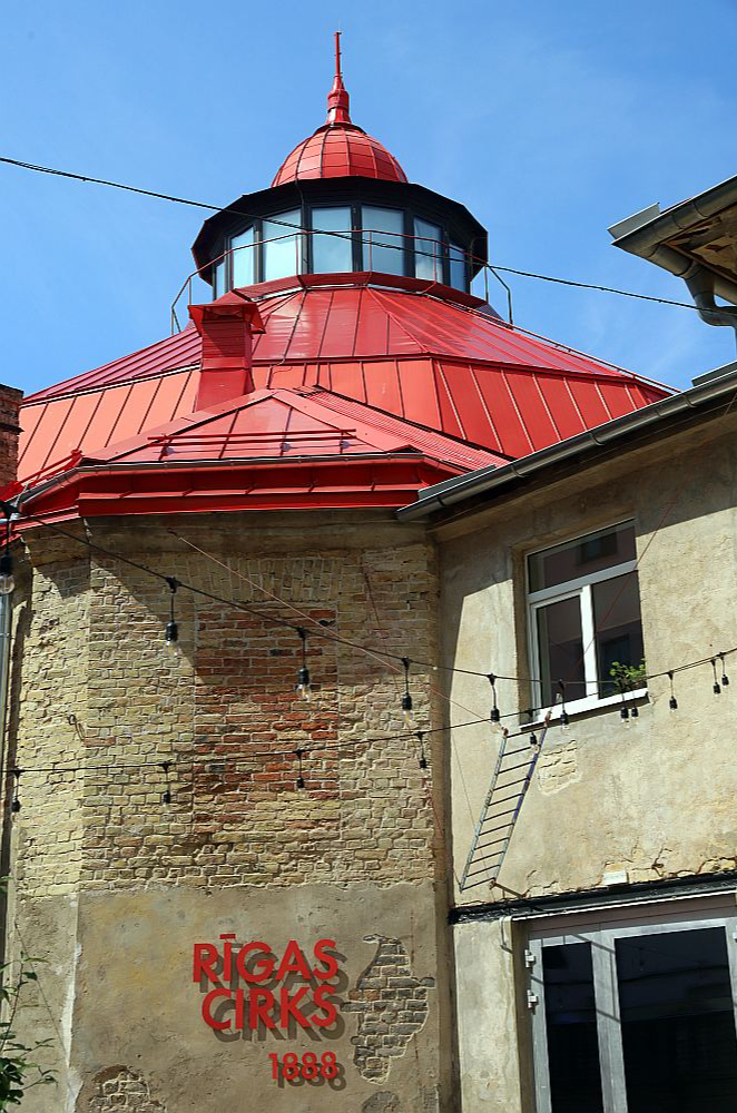 Arhitektūras un dizaina risinājumos "NRJA" sekojis principam "pielikt noņemot" – atklājot slēptus vēsturiskos slāņus, radīts jauns telpas raksturs, kas iemieso cirka ēkas līdzšinējos pastāvēšanas gadus.