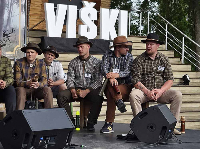 Vīri gatavi piebaurot staltbriežus.
