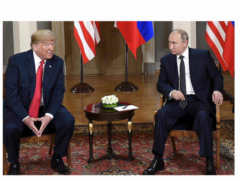 ASV prezidents Donalds Tramps (no kreisās) samitā ar Krievijas diktatoru Vladimiru Putinu Helsinkos 2018. gada 16. jūlijā. Preses konferencē pēc abu līderu sarunas Tramps toreiz pauda ticību Putina teiktajam, ka Krievija ASV 2016. gada vēlēšanu procesā nav iejaukusies, lai arī Savienoto Valstu izlūkdienesti bija secinājuši, ka iejaukšanās ir notikusi.