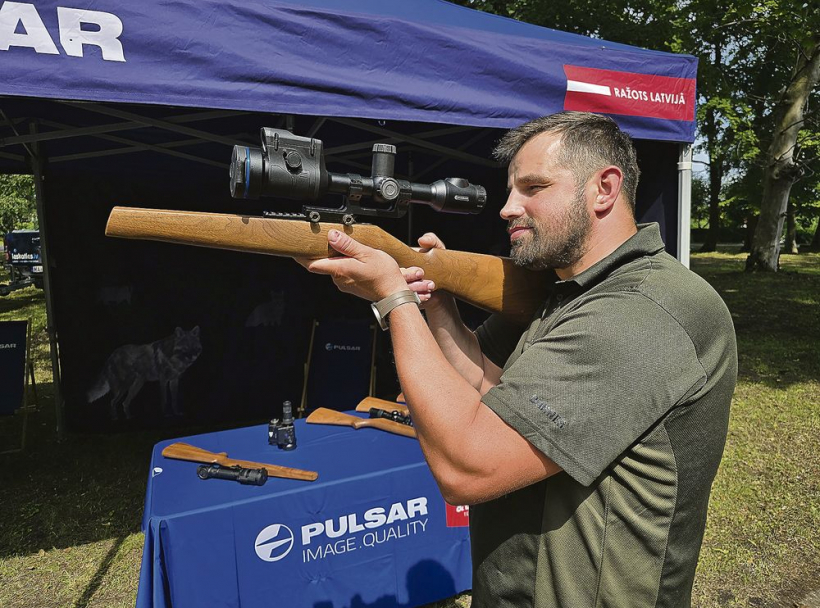 "Pulsar" pārstāvis Viesturs Arklons apmeklētājiem demonstrē ražotāja termālās ierīces.