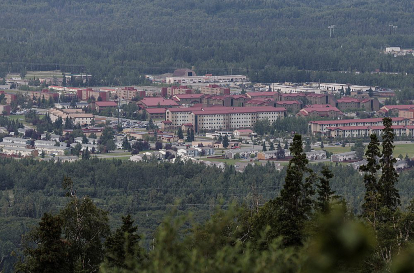 Skats uz apvienoto Elmendorfa-Ričardsona bāzi, kur šodien notiek ASV prezidenta Donalda Trampa un Krievijas diktatora Vladimira Putina tikšanās.