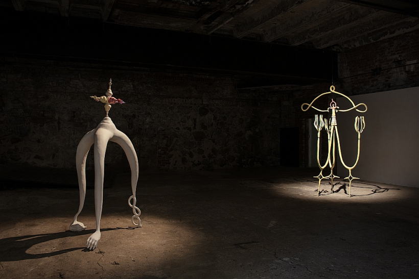 Anna Egle. "Staro" (pa kreisi), "Acs" (pa labi), 2025.