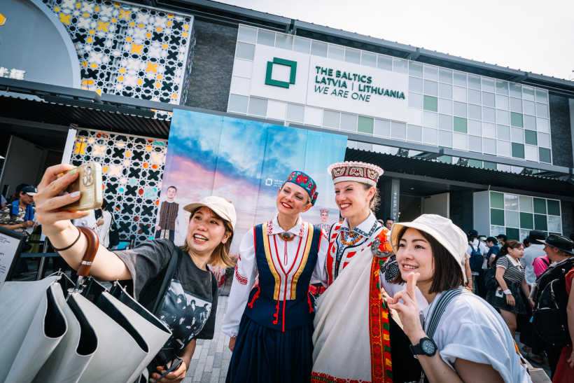 Simtiem cilvēku sadodas rokās Baltijas ceļā EXPO Japānā.