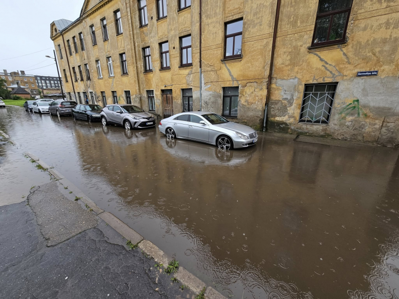 Appplūst Pētersalas un Sermuliņu ielas. 