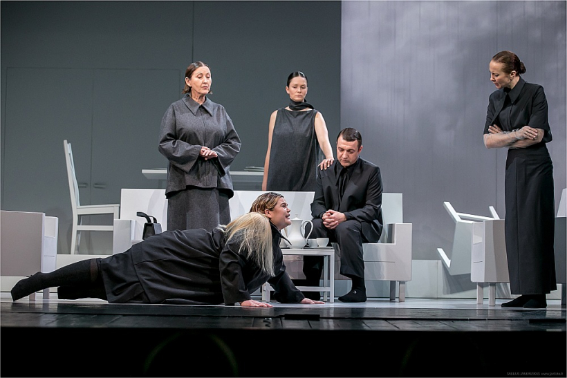 Skats no Lietuvas "Valstybinis Šiaulių dramos teatras" izrādes "Patina".