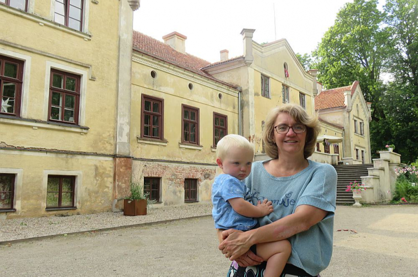 Kuldīgas novada Ķimales muižu 2020. gadā nopirka Inese Andersone kopā ar savu vīru. 2012. gadā, kad tur beidza pastāvēt pamatskola, to iegādājās kāds, kas vēlējies ierīkot mednieku namu, bet viņam neveicies.