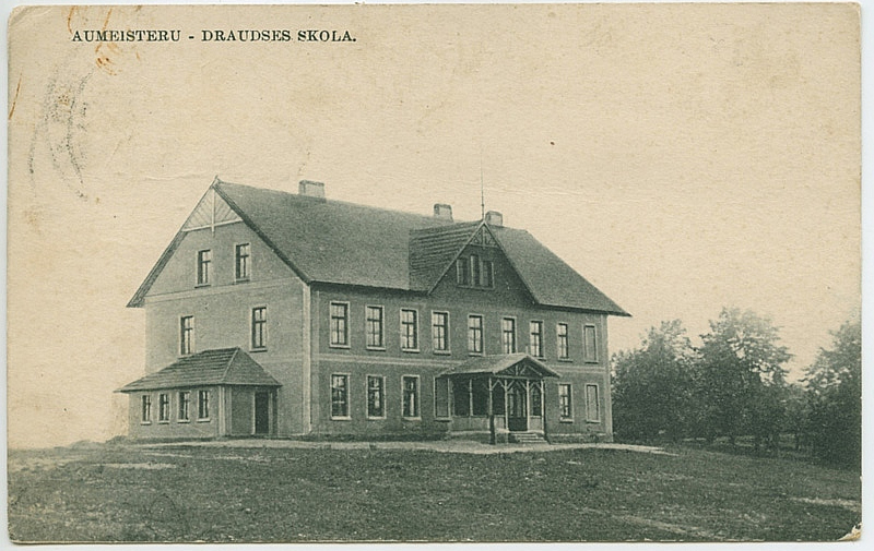Ozolu skolas pirmsākumi meklējami Aumeisteru - Cirgaļu draudzes vēsturē. 1911. gadā uzcelta skolas tagadējā ēka. Kādreiz šeit mācījušies 120 bērni, tad 80, un skaits pamazām sarucis. Pēdējo mācību gadu sākumskolā beiguši pieci bērni. Savu funkciju Ozolu sākumskola veica līdz 2019. gadam.