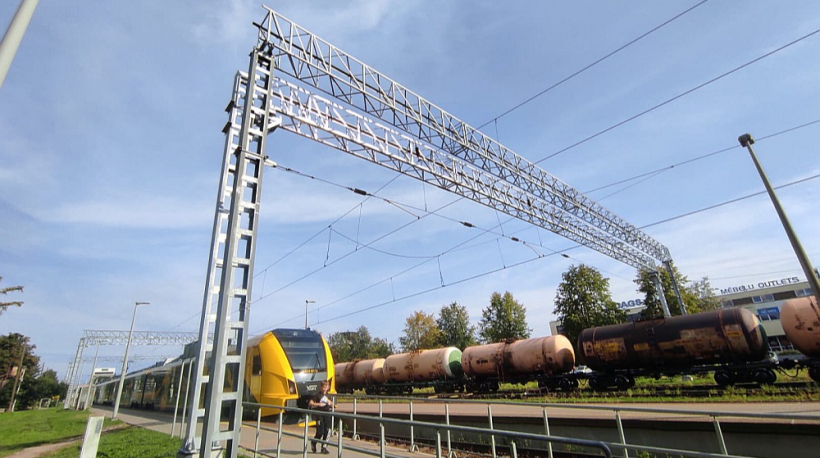 Dzelzceļa kontakttīkla modernizācijas darbi no Imantas līdz Slokai Tukuma līnijā vilcienu kustību ietekmēšot līdz 2026. gada aprīļa beigām.