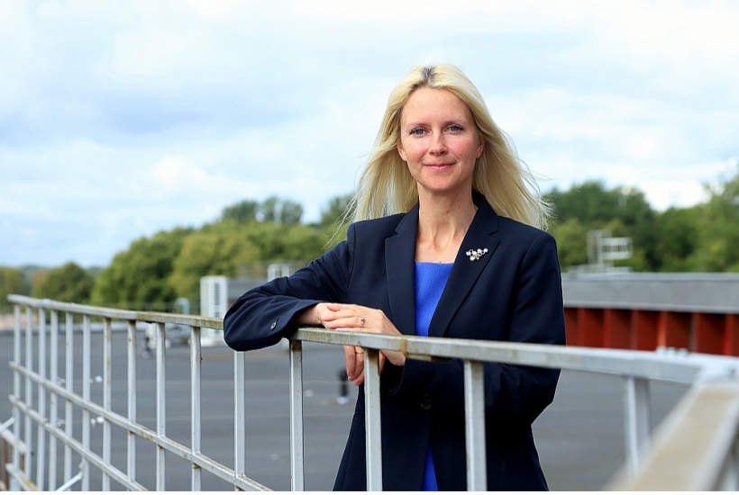 Klimata un enerģētikas ministrijas valsts sekretāra vietniece starptautiskajos un klimata politikas jautājumos Olga Bogdanova: "Eiropas Savienība ļoti labi apzinās, ka emisijas kvotu sistēma rada īstermiņa izmaksas, bet ilgtermiņā tās investīcijas pašu ekonomikā. Samazinot atkarību no importa fosilā kurināmā, nauda paliek mūsu ekonomikā – attīstās vietējā energoresursu ražošana, uzlabojas energoapgādes drošība un tiek stiprināts klimata ilgtspējas aspekts."