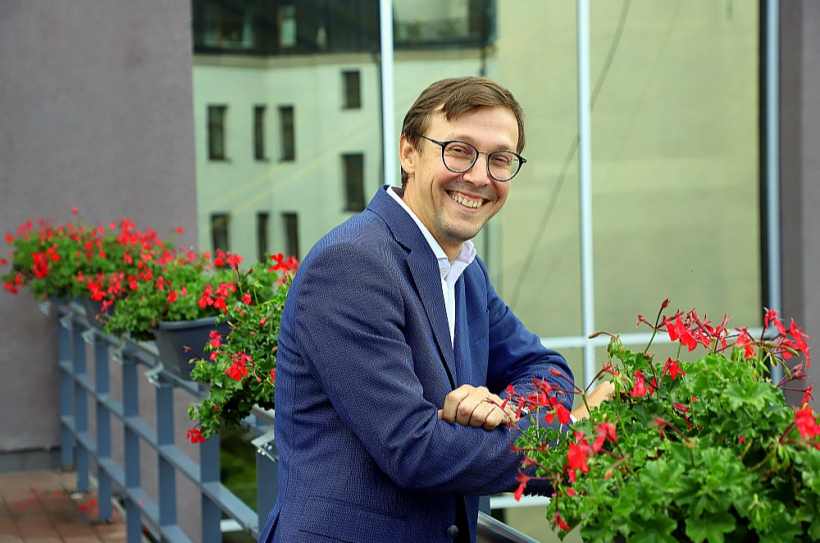 "Latvenergo" Regulācijas lietu vadītājs Kristaps Ločmelis: "Emisiju kvotu izmaksas tieši palielina mūsu ražošanas izmaksas. Šobrīd kvotas cena ir apmēram 70 eiro par tonnu un aptuveni 40% no elektrības pašizmaksas veido tieši emisiju kvotu izmaksas – tas būtiski sadārdzina elektrību."