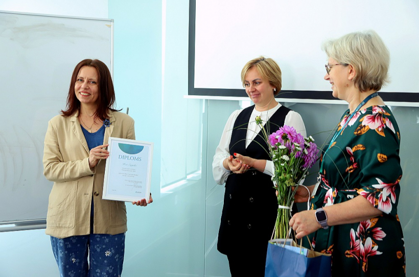 Rakstniece Ilze Eņģele (no kreisās) ar romantisko romānu "Nenotveramais Džo" atgriežas sērijā pēc septiņu gadu prombūtnes – manuskripts konkursā "Vakara romāns" izcīnīja 3. vietu.