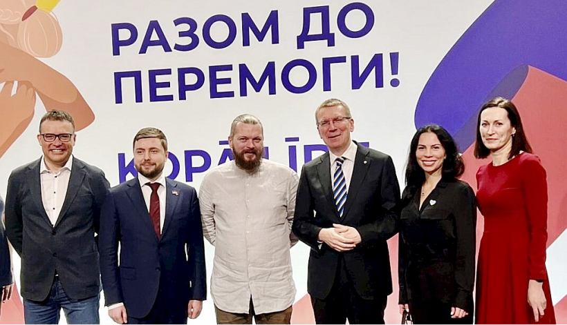 Biedrības "Tev" valdes loceklis Miks Duburs (no kreisās), Ukrainas vēstnieks Latvijā Anatolijs Kucevols, biedrības "Tev" biedrs Kaspars Polis, Latvijas Valsts prezidents Edgars Rinkēvičs, biedrības "Tev" biedre Amela Al-Asbahi un brīvprātīgā Laura Pole.