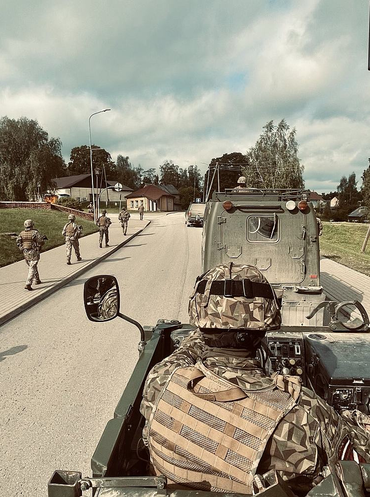 Viens no galvenajiem patrulēšanas mērķiem ir savu spēku demonstrēšana. Attēlā – patrulēšana Viesītes pilsētā.