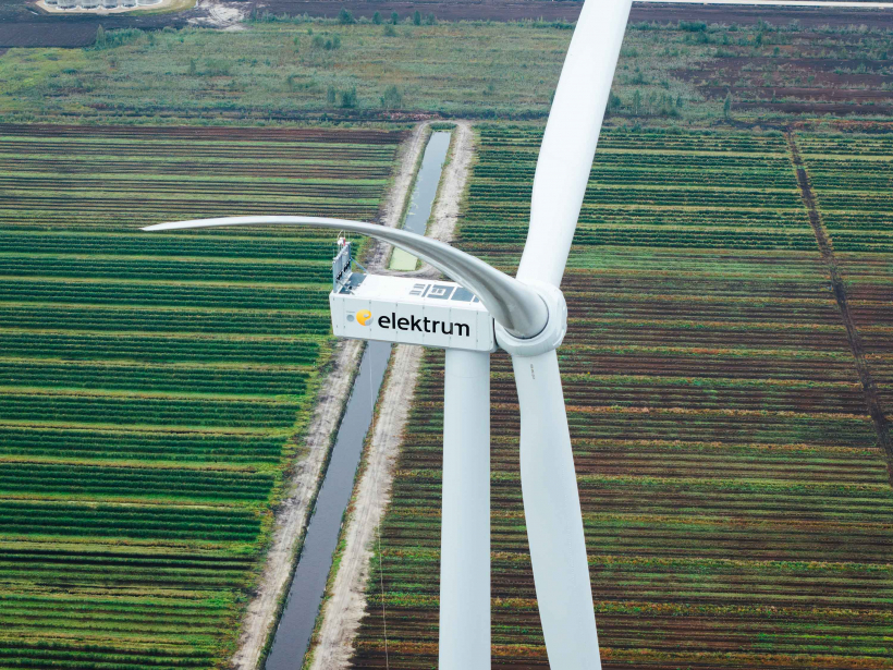 Laflora Energy vēja parkā samontēta pirmā Latvijā lielākā vēja turbīna.
