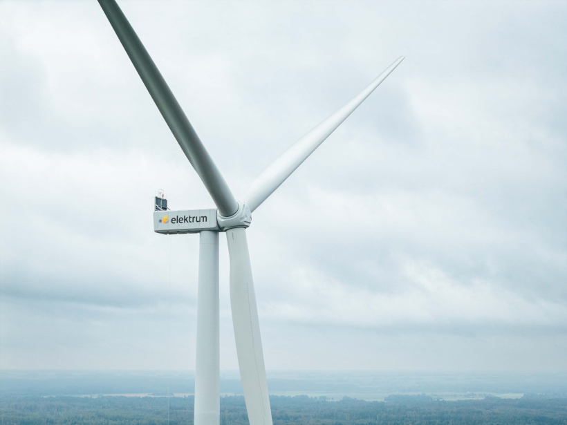 Laflora Energy vēja parkā samontēta pirmā Latvijā lielākā vēja turbīna.