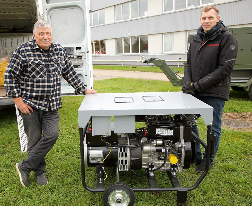 Rīgā SIA "Rīgas dīzelis" ražotie ar dīzeļdegvielu darbināmie ģeneratori izmantošanai galvenokārt elektroenerģijas padeves pārrāvuma reizēs. "Mūsu svarīgākā priekšrocība ir pašu ražoto pārdoto produktu apkalpošana, tostarp garantijas remonts, un tas, ka darbojamies uz vietas Latvijā," teic Matīss (pa labi) un Harijs, uzņēmuma servisa darbinieki.