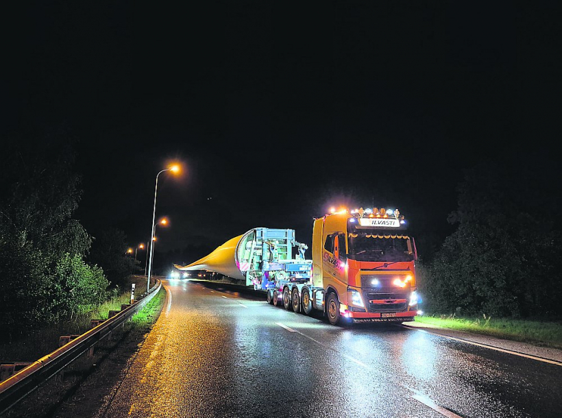 Ceļā uz savu darba vietu vēja turbīnu spārnus no Ventspils ostas transportē nakts stundās pa līdz milimetram precīzi izstrādātu maršrutu. Konvojā dodas trīs specializēta Somijas uzņēmuma šoferu vadītas mašīnas, savukārt tā pavadoņi ir no Polijas un Lietuvas.