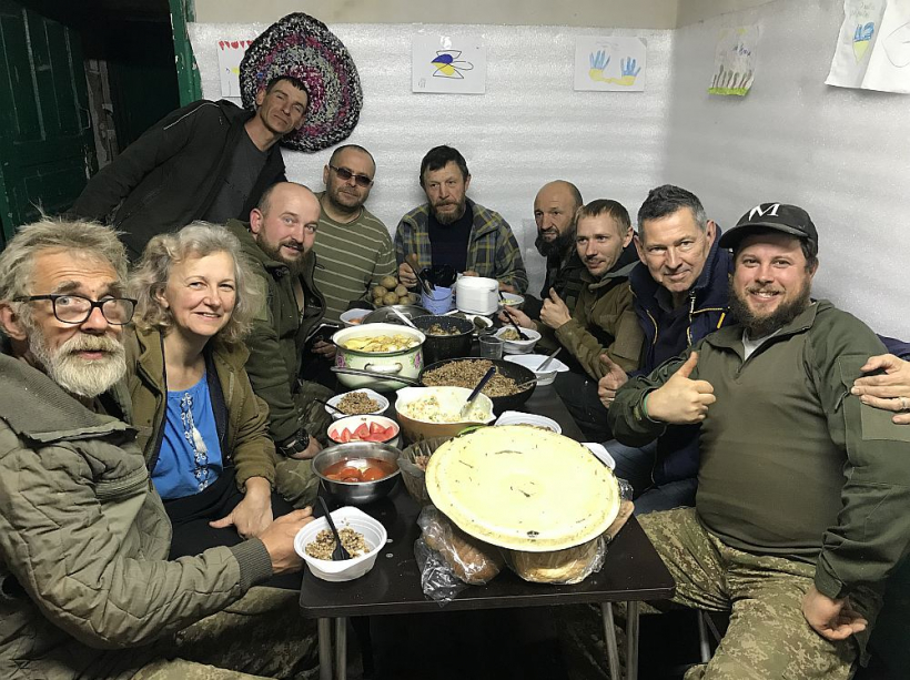 Raksta autors Atis Klimovičs (otrais no labās) pie Ukrainas Nacionālās gvardes bataljona apgādes vada karavīriem.