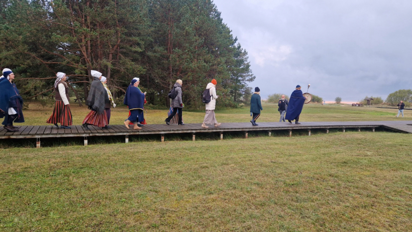 Dalībnieki dodas uz Uguns rituālu pie piemiņas zīmes Kr. Valdemāram “Baltā saule”.