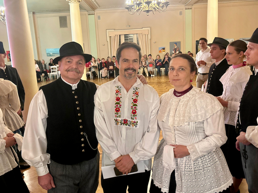 Ungārijas vēstnieks Ģerģs Urkuti ar ansambļa dalībniekiem tieši minūti pirms danču vakara sākuma.
