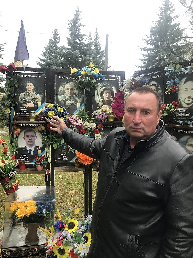 Gorodņas pilsētas mērs Andrejs Bogdans pie piemiņas vietas kritušajiem.