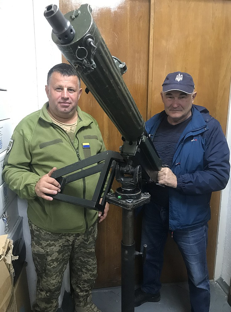 Žitomiras apgabala pašaizsardzības vienības vīri, kam trauksmes gadījumā jābrauc uz pozīciju un jābūt gataviem atklāt uguni pa šahediem. Ložmetējs – 80 gadus vecs, bet labs.