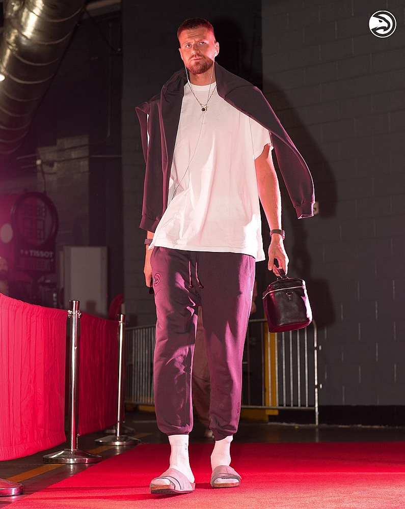 Kristaps Porziņģis Atlantas "Hawks" kreklā debitēja ar pieciem gūtiem punktiem 12 minūtēs pārbaudes spēlē pret Hjūstonas "Rockets" (113:122). Atlantai vēl būs trīs pārbaudes mači, regulārā sezona sāksies 22. oktobrī.