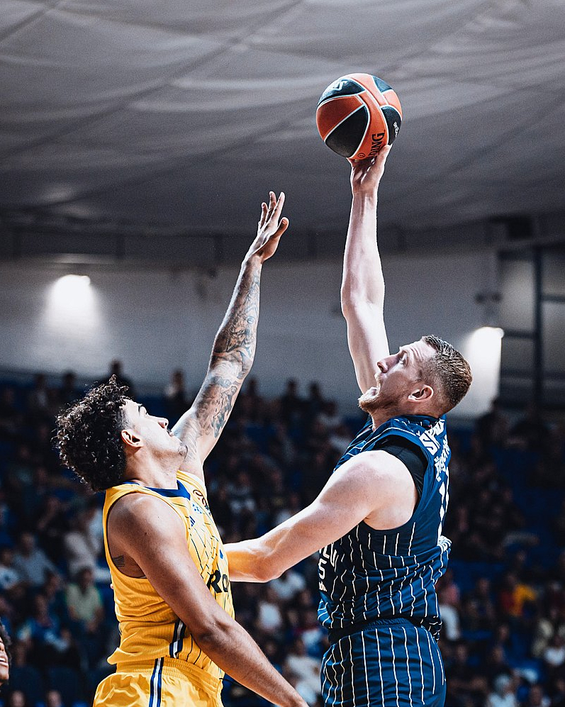 "Anadolu Efes" vasarā nomainīja gandrīz visus ārzemniekus, bet Rolands Šmits palicis ar komandu, kas liek domāt, ka ar viņa pienesumu vadība ir apmierināta. Valmierietis iepriekšējos piecus gadus Eirolīgā nospēlējis vairāk nekā 30 spēles jeb gandrīz visas.