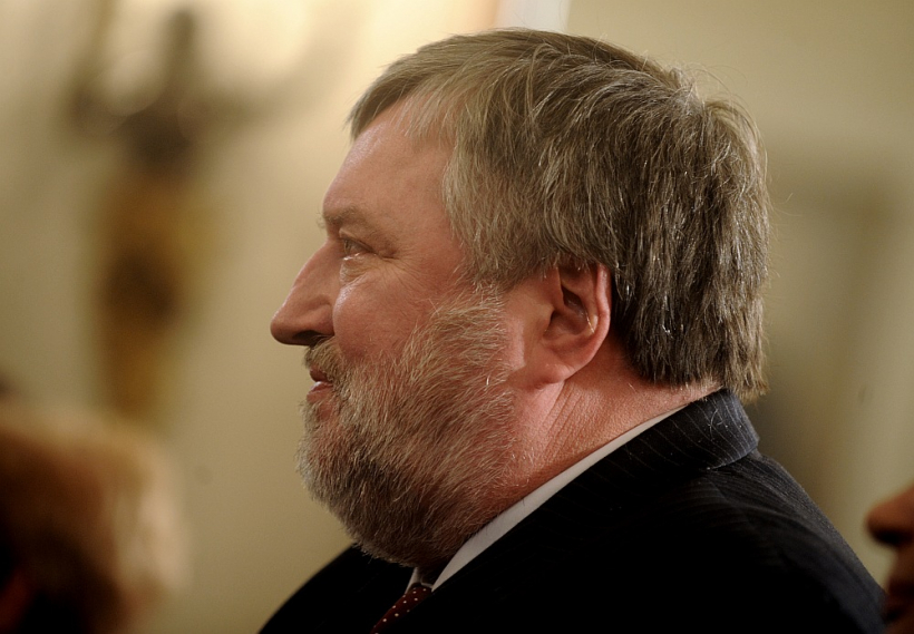 Uldis Stabulnieks 2011. gada 18. novembrī, kļūstot par Atzinības krusta virsnieku par nopelniem Latvijas kultūrā.