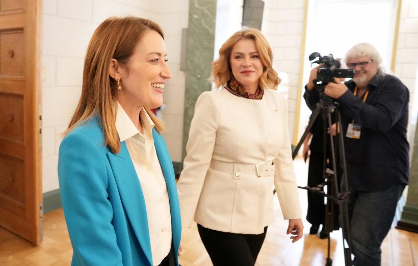 Ministru prezidente Evika Siliņa (no labās) un Eiropas Parlamenta priekšsēdētāja Roberta Metsola tikšanās laikā Ministru kabinetā.ezidenti Ministru kabinetā.