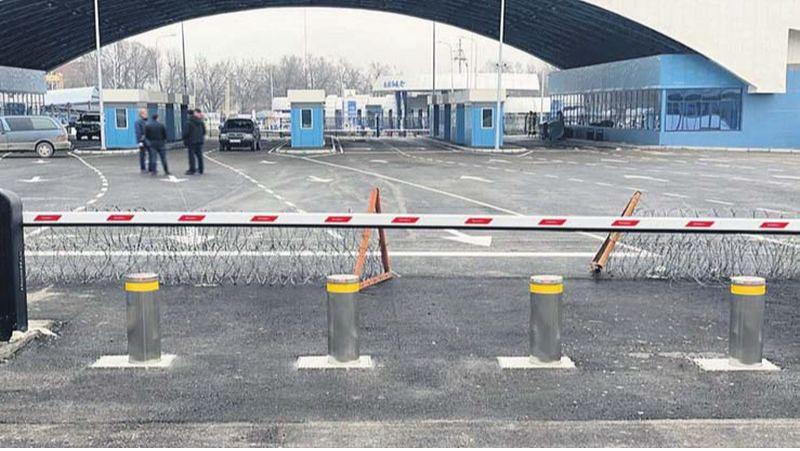 Šādi hidrauliskie barjerstabi jeb bolardi, kas automātiski paceļas no zemes, lai aizturētu vieglās vai kravas automašīnas, būšot arī uz Latvijas robežas. Attēlā: bolardi uz Kazahstānas–Kirgizstānas robežas.