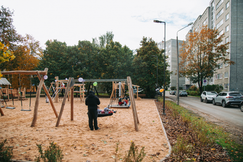 Bērniem tapis jauns rotaļu laukums Mīlgrāvī. Rudens. Daudzdzīvokļu nams. 