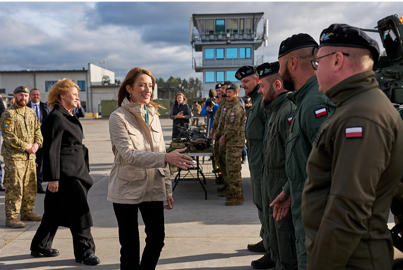 Vizītes noslēgumā EP priekšsēdētāja kopā ar Ministru prezidenti Eviku Siliņu apmeklēja militāro bāzi Ādažos.