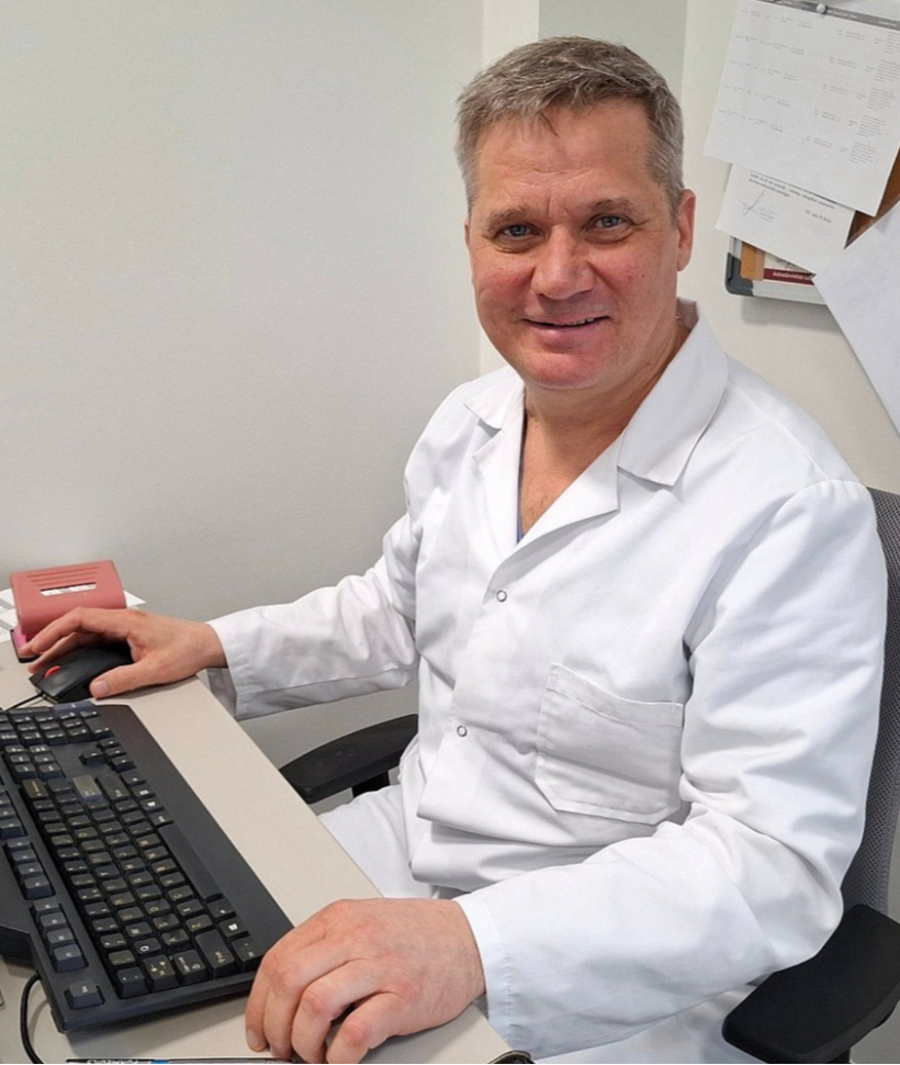 Paula Stradiņa klīniskās universitātes slimnīcas Diagnostiskās radioloģijas institūta vadītājs profesors Kārlis Kupčs ir viens no tiem Latvijas mediķiem, kura kopējie ienākumi gadā pārsniedz divsimts tūkstošus eiro. Viņam ir vismaz sešas darbavietas, kurās saņem algu. Intervijā žurnālam "Ievas Veselība" 2022. gada jūnijā Kārlis Kupčs citstarp minējis, ka Stradiņa slimnīca vienīgā Latvijā insulta pacientiem veic noteiktu ārstniecību diennakts režīmā septiņas dienas nedēļā. "Esam četri invazīvie radiologi un divi rezidenti, un mums ir dežūras. Nav tā, ka strādāju bez apstājas, bet mēnesī viena nedēļa tādā režīmā sanāk," pirms trim gadiem teicis K. Kupčs.
