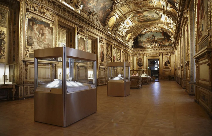 Zādzība pastrādāta Apolona galerijā, kur izvietoti Francijas kroņa dārgumi.