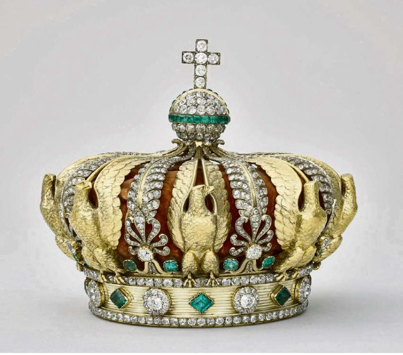 Zādzības laikā tika paņemts arī Francijas Imperatora Napoleona III sievas Eiženijas kronis, kuru rotā 56 smaragdi un 1354 dimanti, tomēr bēgot zagļi imperatores kroni "pazaudēja".