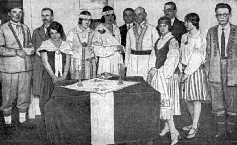 Dievturu dievkalpojums jeb daudzinājums 1928. gadā Rīgā. Pirmais no kreisās Ernests Brastiņš.