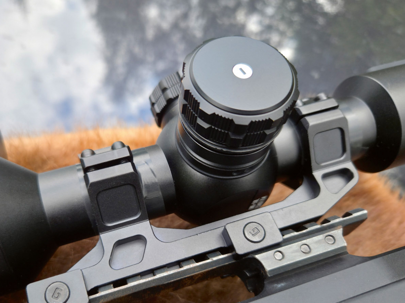 Akumulatora nodalījuma vāciņš ir neierasti liels.