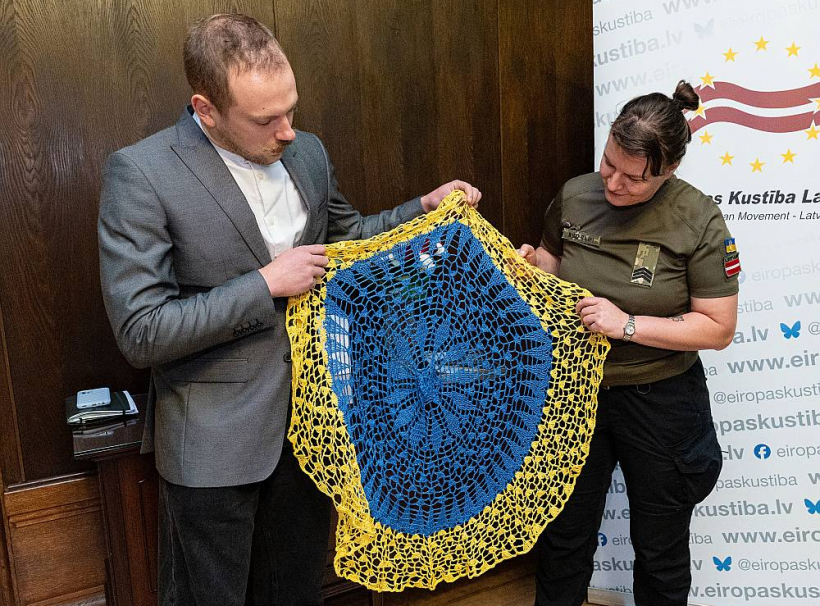 Sarmīte Cīrule saņēma arī Ukrainas karoga krāsās tamborēto galdautu.