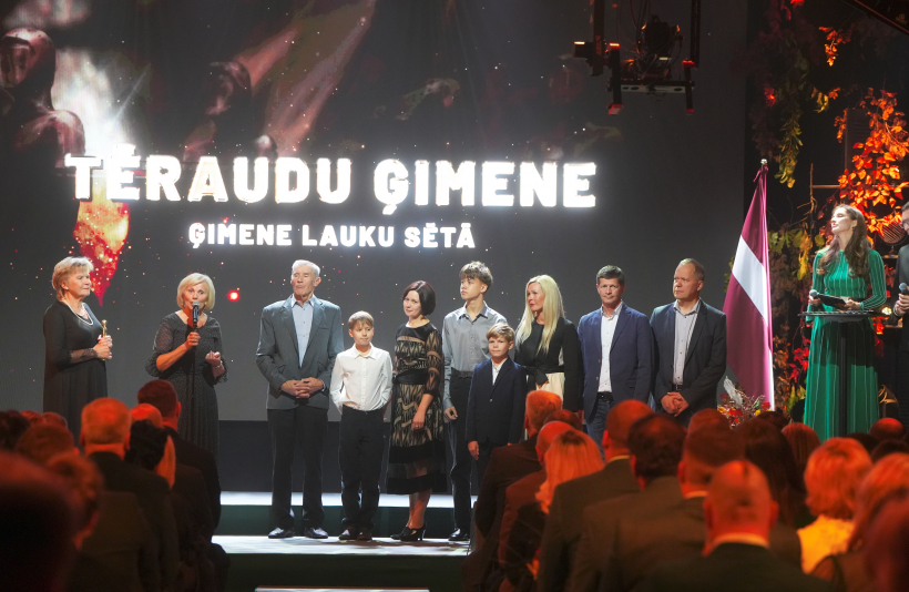 Nominācijas "Ģimene lauku sētā" laureāti - Rēzeknes novada Griškānu pagasta Tēraudu ģimenes SIA "Zaļā sala-R".