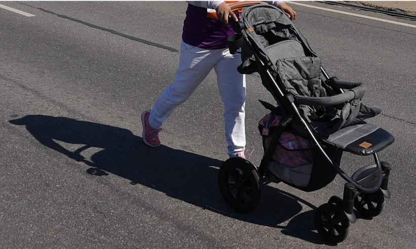 Latvijā pēdējā gada laikā mēnesī piedzimst mazāk par tūkstoš bērniem, tikai vasarā – jūlijā un augustā – jaundzimušo skaits pārsniedza tūkstoti mēnesī.