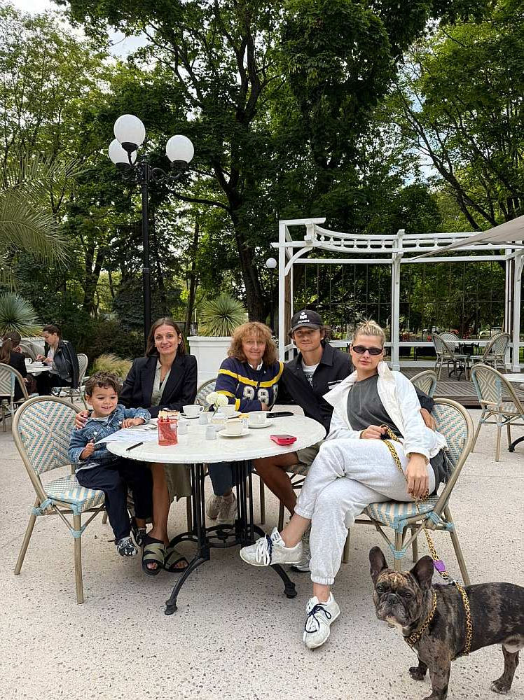 Andrijs Korobenko ar draudzeni Kristīnu (no labās), mammu Innu, māsu Olgu un viņas dēlu Marku šovasar, baudot vasarīgo Liepāju.