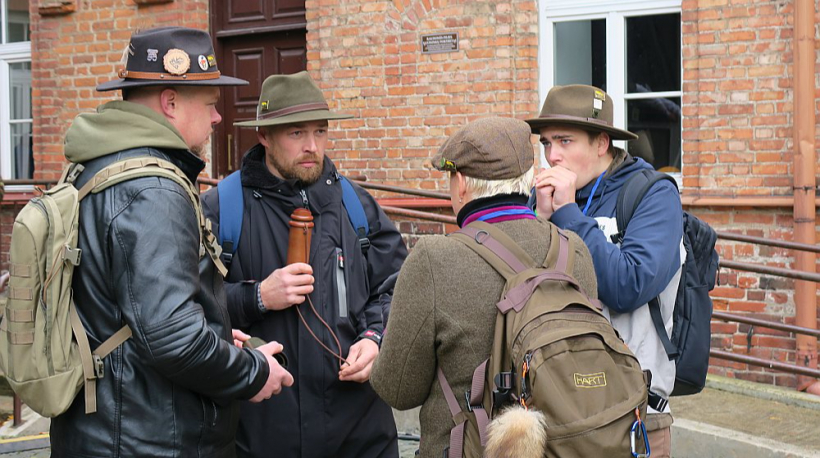 Staltbriežu piebaurotāju Latvijas komanda pirms starta sarunā ar raksta autori. No kreisās: Andris Skudrovs un Valērijs Kurčanovs, kā arī 16 gadus vecais Emīls Āboliņš (pirmais no labās).