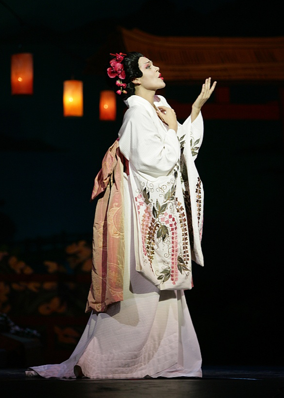 Kristīne Opolais Čo-Čo-sanas lomā operā "Madame Butterfly".