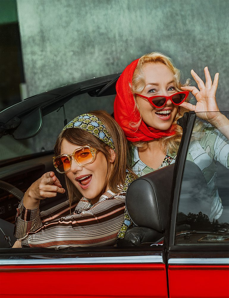 Valmieras teātra aktrises Elīna Vāne (no kreisās) un Ieva Puķe teic, ka izrādē "Telma un Luīze" uz skatuves dažādiem līdzekļiem tiks radīta sajūta, ka varones atrodas ceļā, turklāt – ceļā uz brīvību.