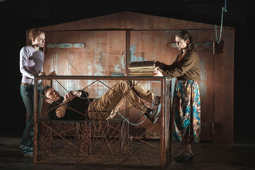 Elza Rūta Jordāne Aleksandra Volkeviča meitas lomā, Mārcis Maņjakovs – Volkevičs un Sanita Paula (juriste Rita Aksenoka).