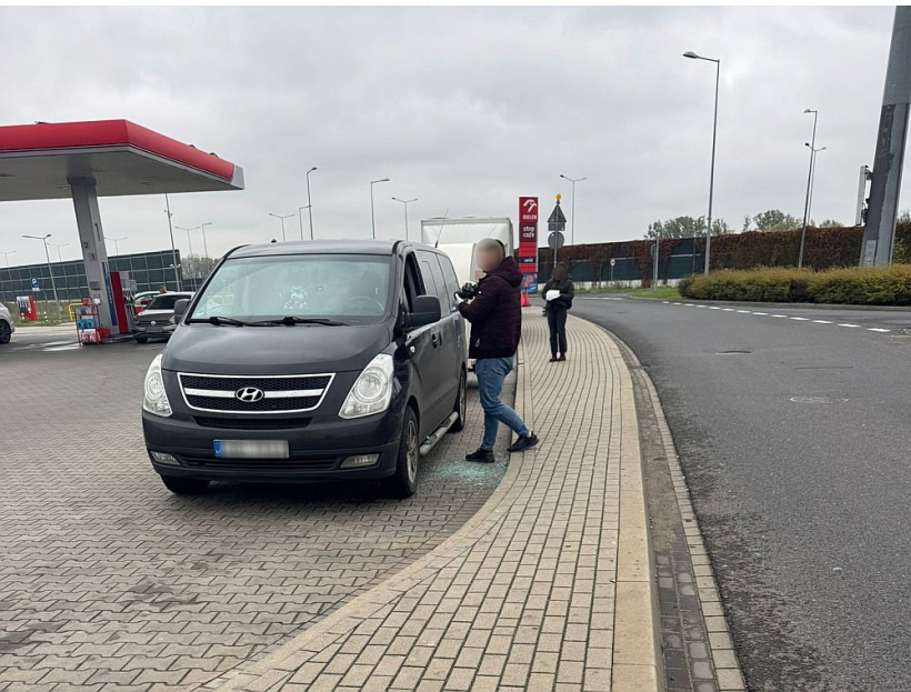 Dmitrija Vēbera auto, kas tika aplaupīts degvielas uzpildes stacijā Polijā.