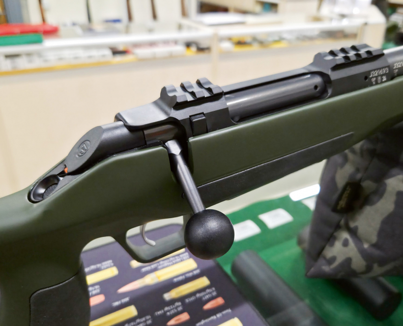 Drošinātājs izveidots tā, lai nebūtu iespējams ieroci nejauši atdrošināt.